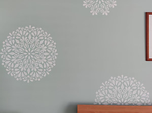 namaľovaná mandala na stene v spálni